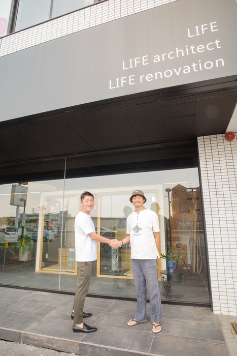 岐阜県大垣市 株式会社ライフの本社にて 左:株式会社ライフ代表 藤塚/右:ZettaHax合同会社代表 佐藤