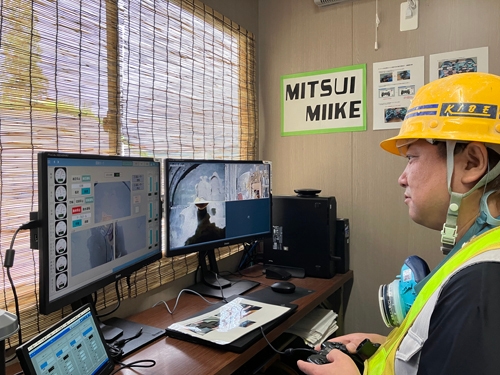 写真3:坑外操作室からの遠隔操作状況