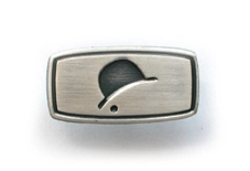 PINS FACTORY（ピンズファクトリー）　ピンズ実例紹介合資会社村瀬商会　様　「帽子マークプレートピン」★ブランドを印象づけるオリジナルアイテム！