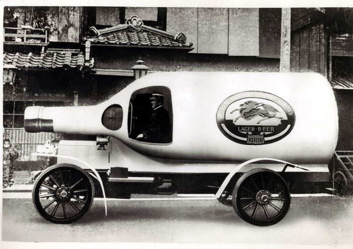 キリンビールの宣伝カー:1909年(明治42年) 警視庁登録番号が「第1番」であったことから「ナンバーワン自動車」の愛称で親しまれた。