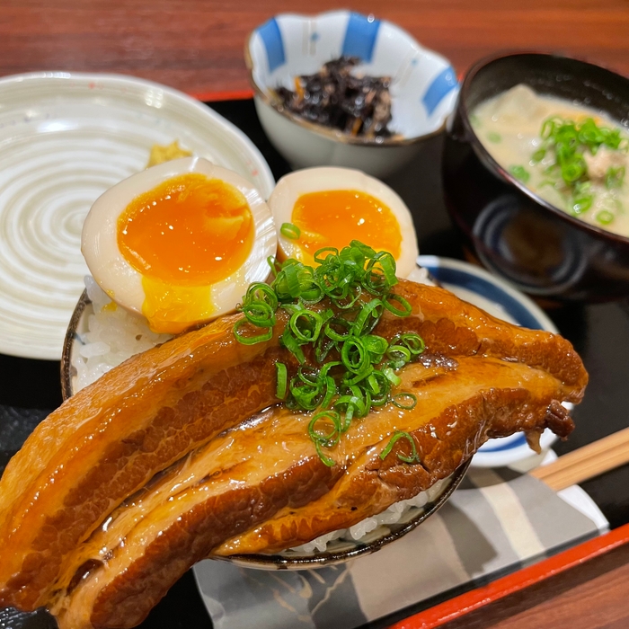 小鉢・豚汁・お新香が付きます