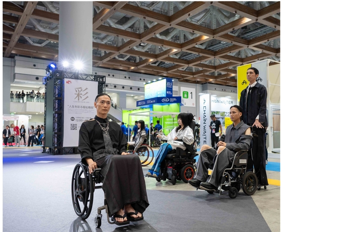 ランウェイショー「彩(いろどり)-Color your life-」