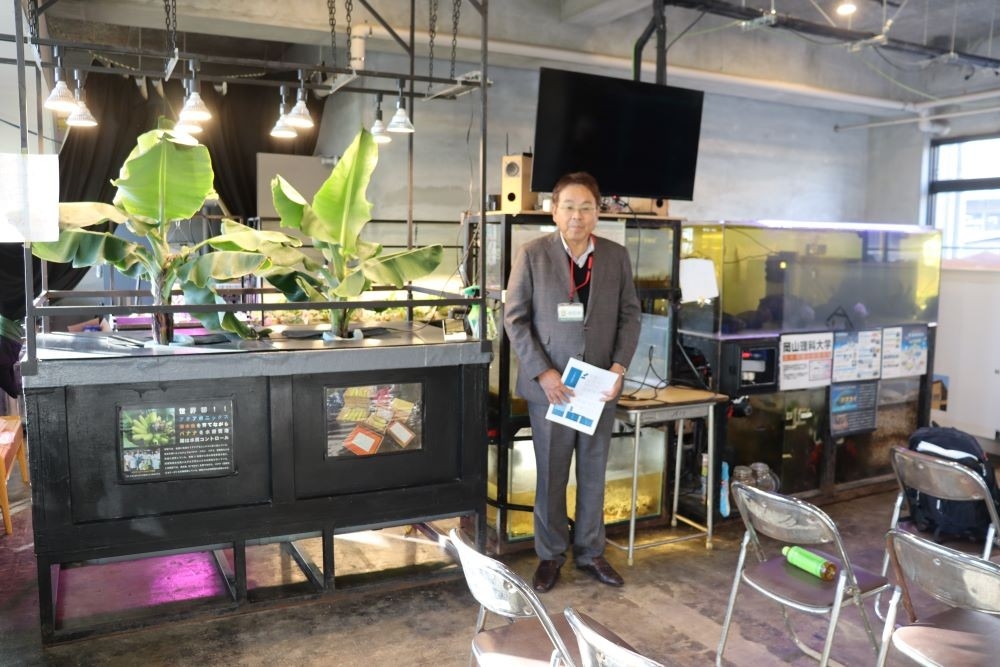 アクアポニックス装置。右側の水槽でタマカイを飼育し、その排出物でバナナを水耕栽培(左側)