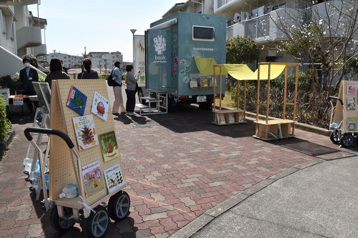 「Book Worm号」の周辺にもファニチャーと絵本が並ぶ