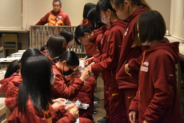 サポートメンバーからミサンガのお守りのプレゼント