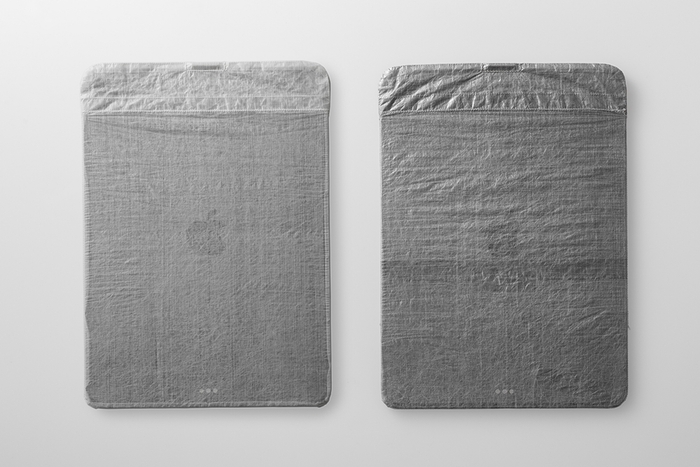 デバイスを入れた状態のLWP003(左:White/右:Gray)