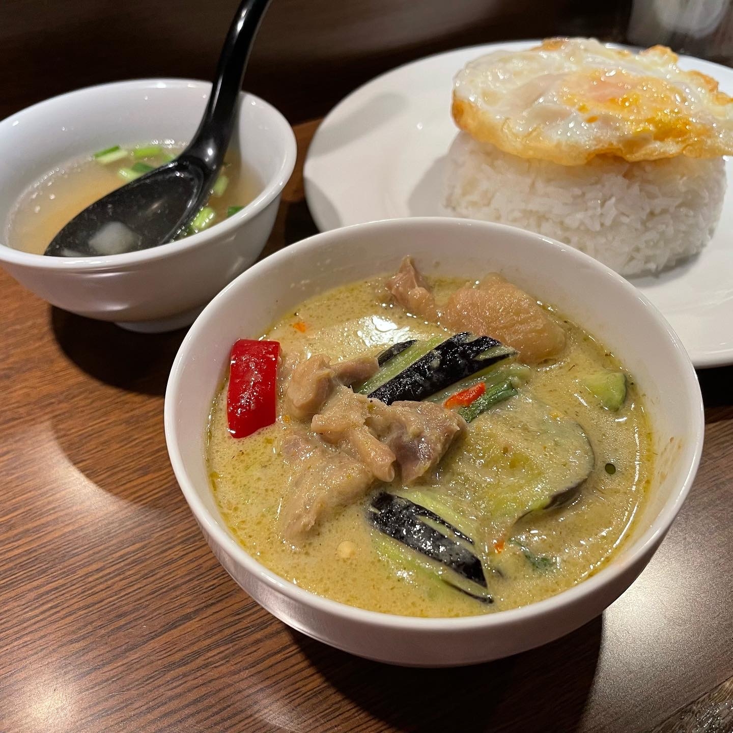 グリーンカレー+目玉焼き1000円