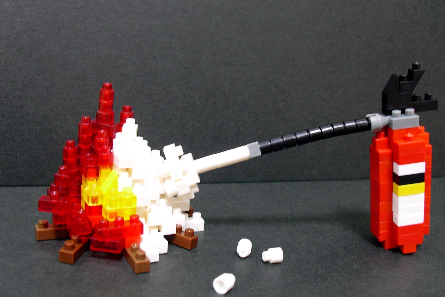 2014-2015 Under 200pcs部門 優秀賞 作品名:消火器 作者:くら