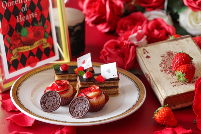 スタンド中段スイーツ イメージ いちごと薔薇のアップルパイ は、フレッシュの林檎を薔薇に見立てたパイ。見た目にも可愛い仕上がり。 いちごとクラシックオペラは、コーヒーのバタークリームを何層にも重ね、チョコレートでコーティングした贅沢な一品。フレッシュいちごがアクセント。