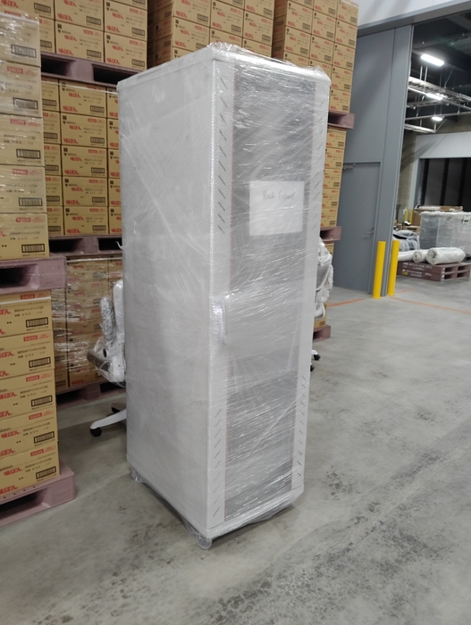 寄贈品実物(大型キャビネット)