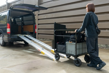 少人数ロケの新定番！搬入・搬出を一人で完結する 機材運搬台車「クロウディセット」登場