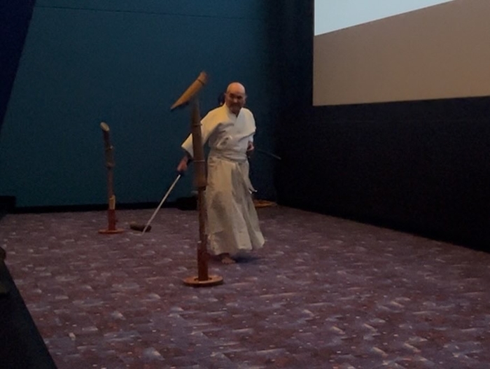 豊島一虎による抜刀演武