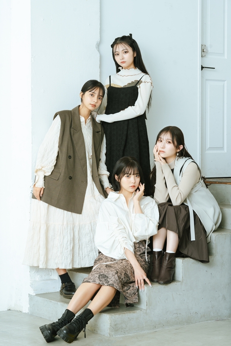 上から時計回りに:桐原美月、小川奈々子、福山梨乃、南なつ