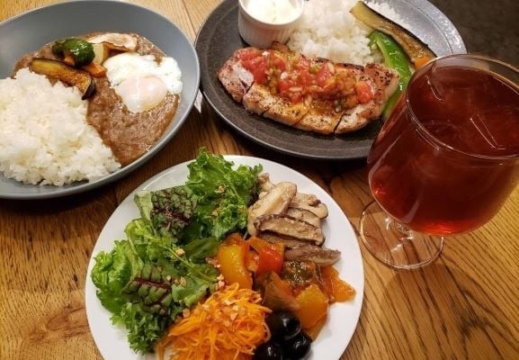 おかわり自由のサラダビュッフェ&ドリンクバー