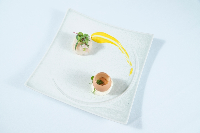 ▲自家農園の新鮮卵と由良の雲丹のフラン オータムトリュフの香り