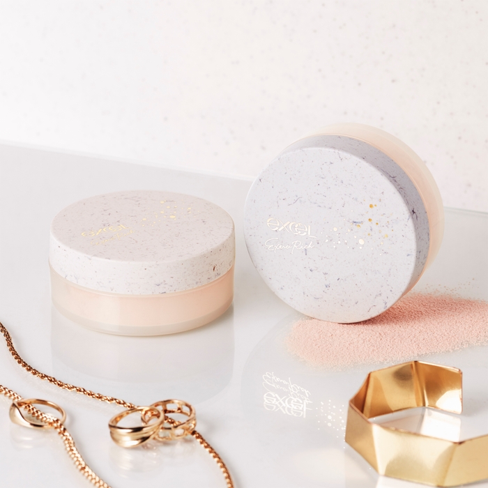 （写真左から）エクセル　エクストラリッチパウダー　01　（’21）、　02　（’21）