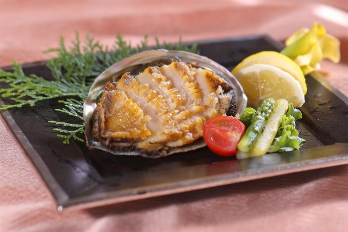 古来「御食国（みけつくに）」と呼ばれ、朝廷・皇室へ神饌(しんせん)として献上されていた隠岐の鮑