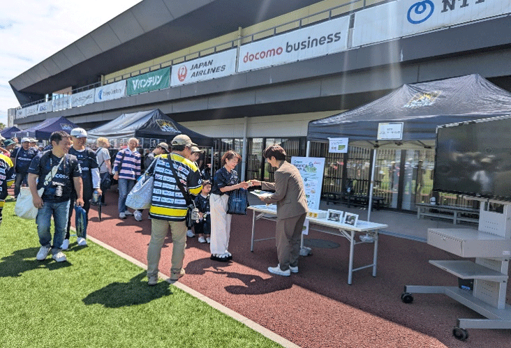 【2025年6月1日に行われたファン感謝祭でのお米配布の様子】