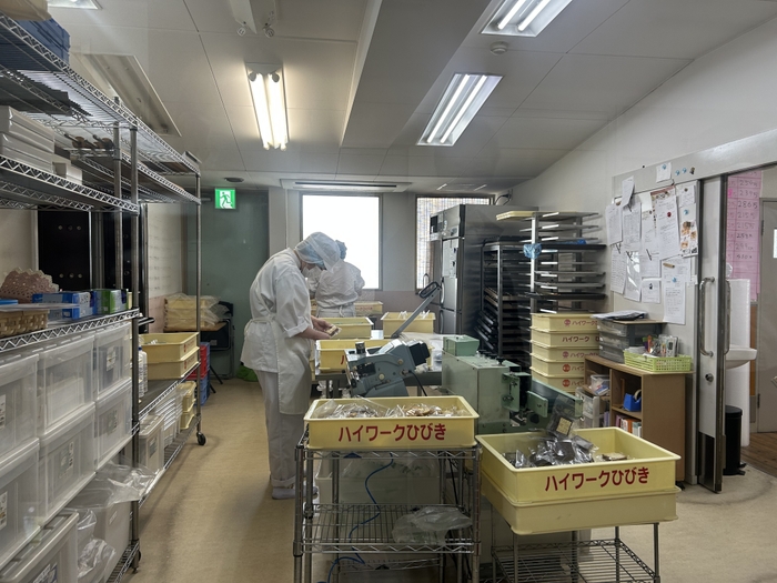 菓子を包装する利用者様