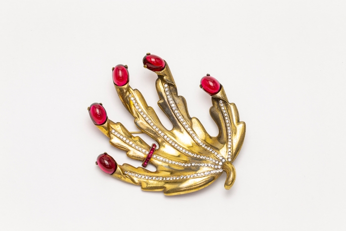 スキャパレッリ《ブローチ》 デザイン:サルバドール・ダリ 制作年:1951年頃 制作国:アメリカ 素材:メタル、カボションガラス、ラインストーン