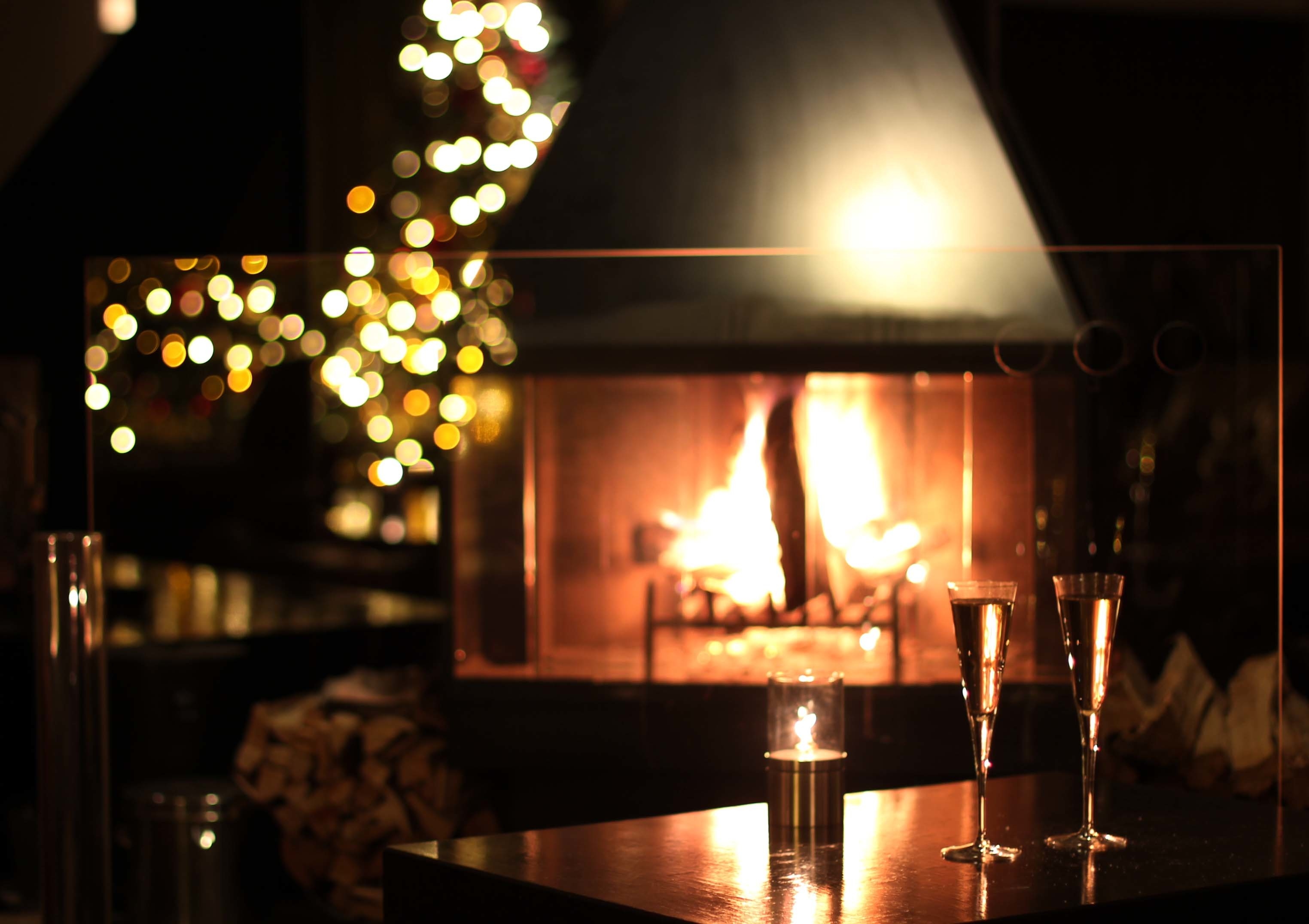 atelier 森本 XEX / 2Fラウンジ 暖炉の炎が揺れるロマンチックな空間をツリーが演出