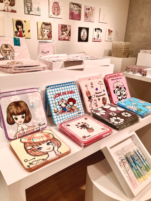 カワイイ公式グッズが盛りだくさん!