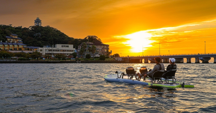 夕日に煌めく江ノ島の海上でロマンチックな時間をお過ごしいただけます