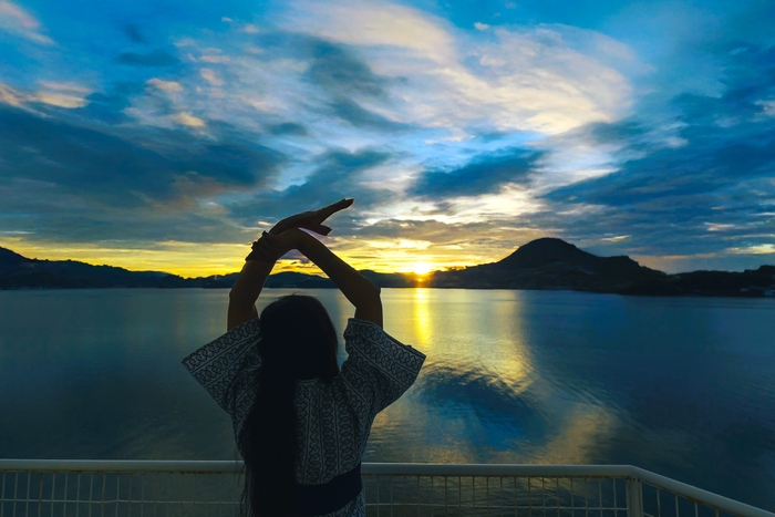 客室の正面から昇る朝日例