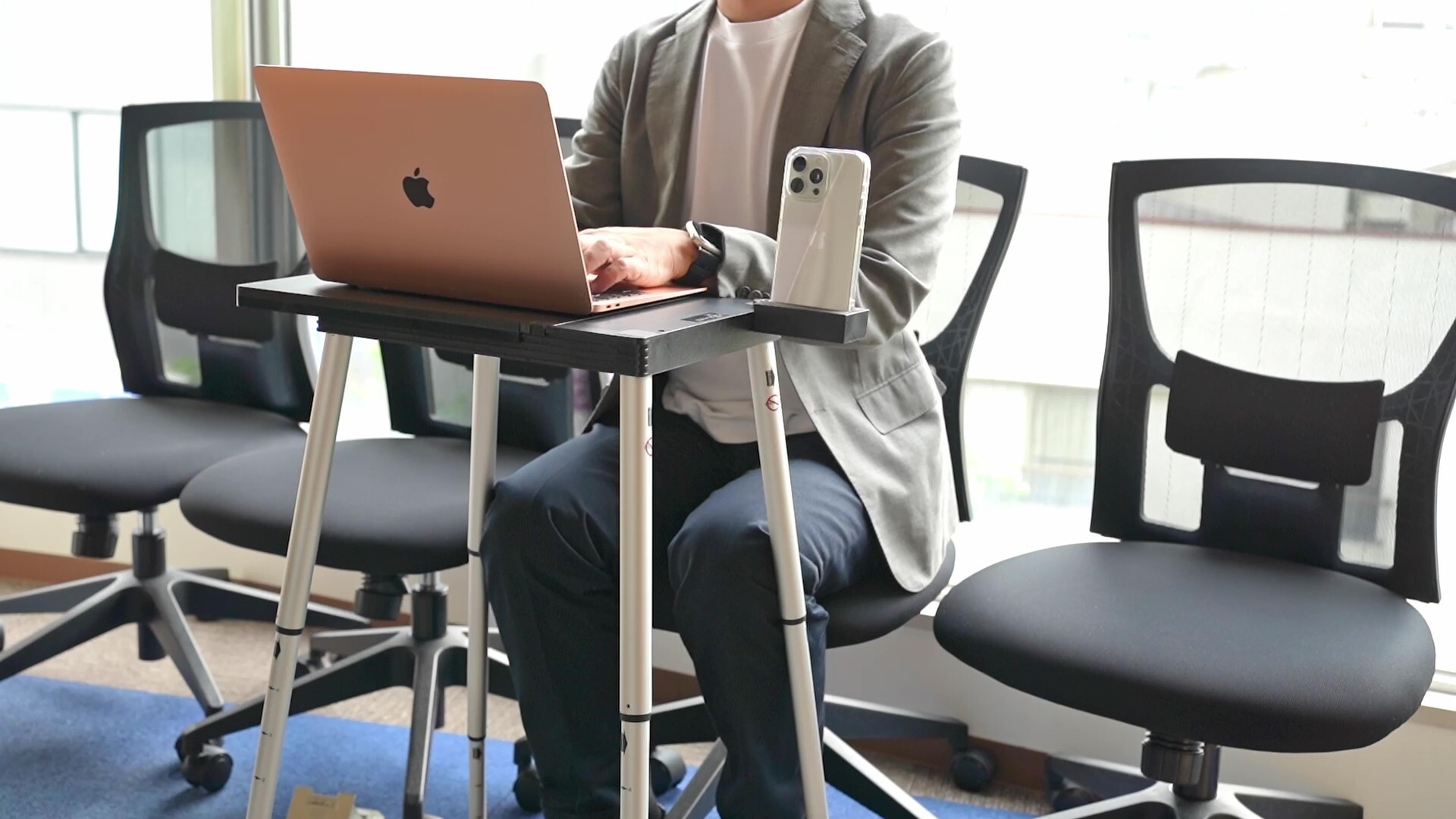 画像5 待ち時間に快適に仕事をする男性