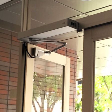 集合マンションエントランスの開きドアに。ドイツ・ドルマカバ社製スイングドアオペレータ(ED-100)