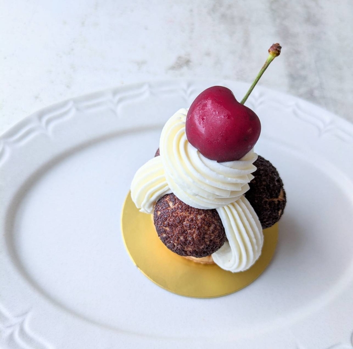 「おかしや page」「ババとグラスバニーユのセット」プティガトー 620円