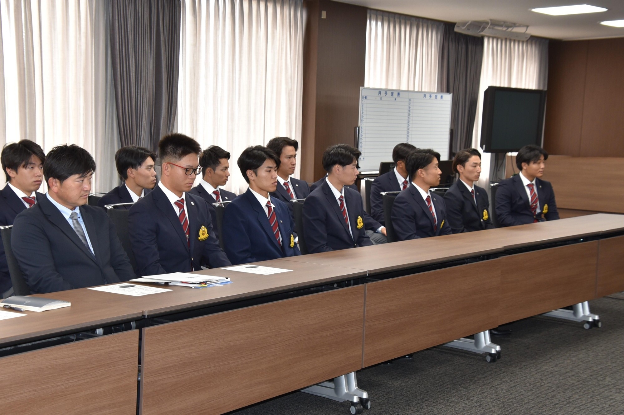 出場報告に出席した山内コーチ(前列左端)と部員たち
