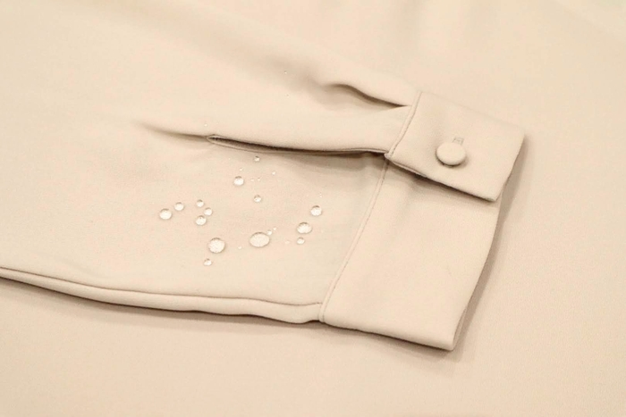 撥水の様子、袖口のクルミ釦