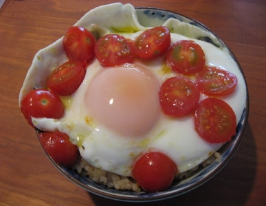 【オリーブオイル健康ラボ 季節のおすすめ情報コラムを公開】 生活習慣病・メタボ対策が気になる人にもおすすめな「米グルメ」！ オリーブオイルと玄米の健やかな食卓 「オリーブオイル卵かけごはん」に注目！