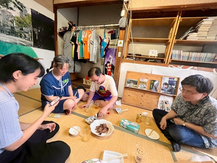 △清島アパート1階共有部屋で入居者と地元の方々との交流