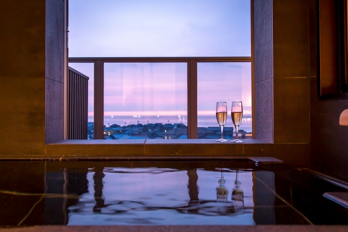 【コンセプトフロア】優雅に海を眺める客室温泉展望風呂、誰にも邪魔されない湯浴みを