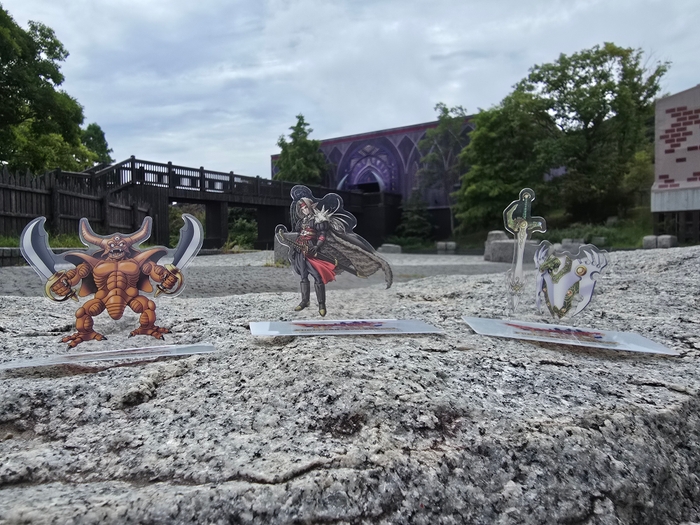 ▲オリジナル「クリアスタンド」。左から第1弾、第2弾、第3弾。