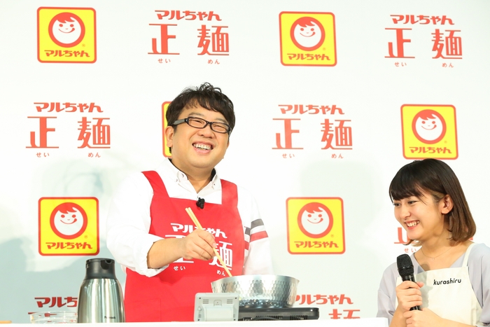 「マルちゃん正麺GO!」除幕式の様子_2