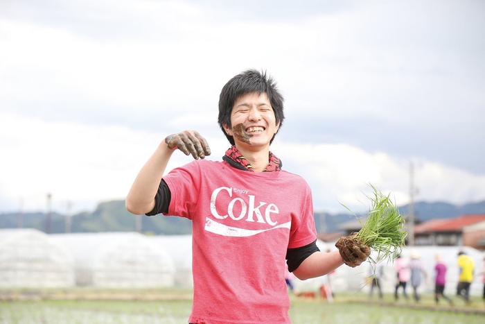 蔵人スタッフ田植え2