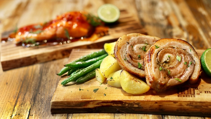 奥日向サーモンのウッドプランクグリル（奥）　ウッドプランクで仕上げた日南もち豚（手前）