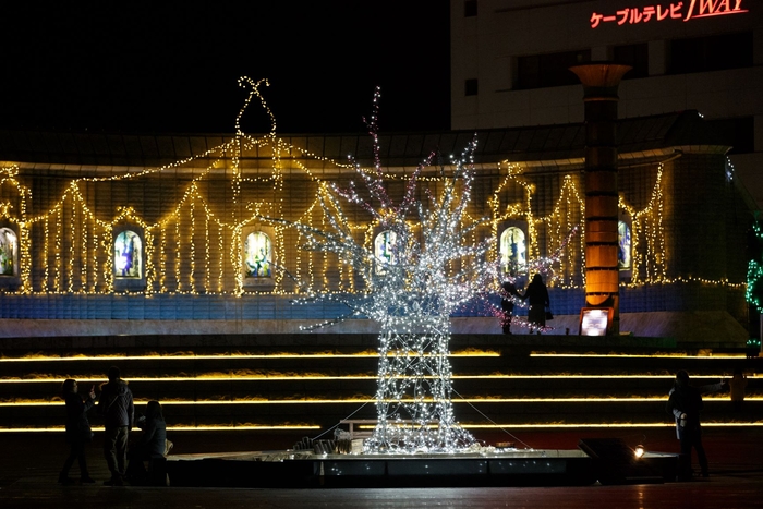 第16回(2015年)は、装飾を一新し、メインツリーの代わりに、市の花である桜の木を模した鉄の大型オブジェ「アイアンツリー」を制作しました。