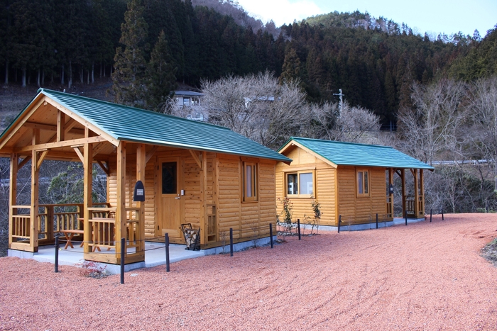 農場内にはキャンプサイトや気軽に宿泊できるキャビン、入浴施設などを併設している