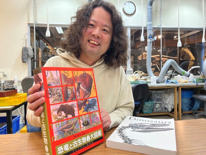 発刊された大図鑑を手にする林准教授=理大恐竜学博物館で