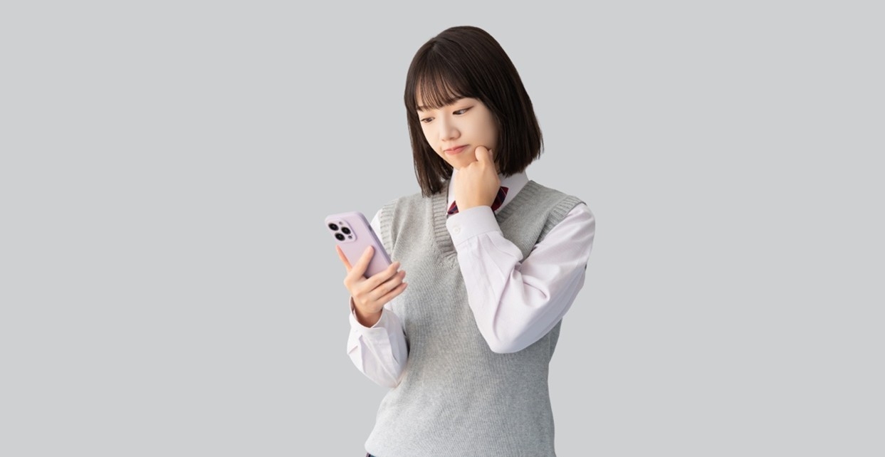 スマートフォンでインターネット上の健康情報を調べる女子高校生(イメージ図)
