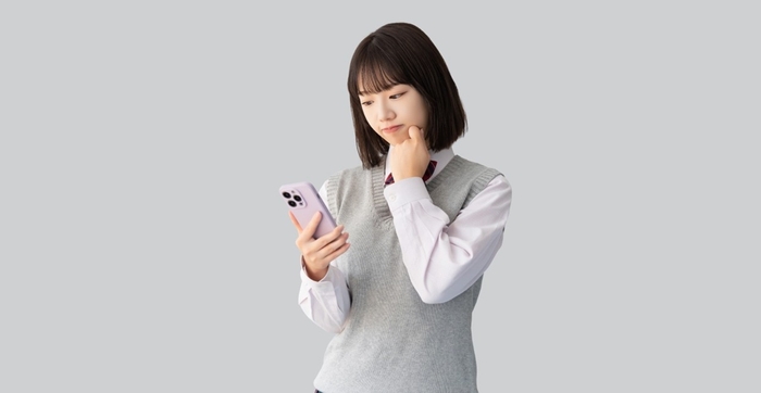 スマートフォンでインターネット上の健康情報を調べる女子高校生(イメージ図)