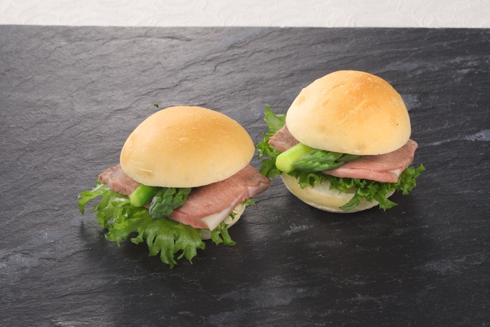 ローストビーフとアスパラのミニバーガー