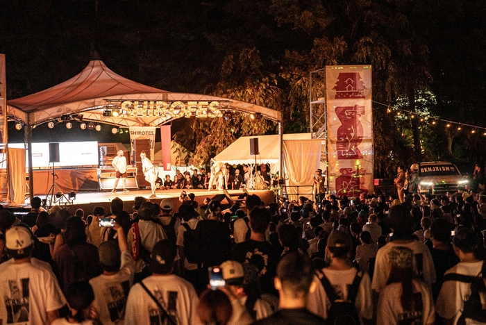 大観衆に包まれる会場