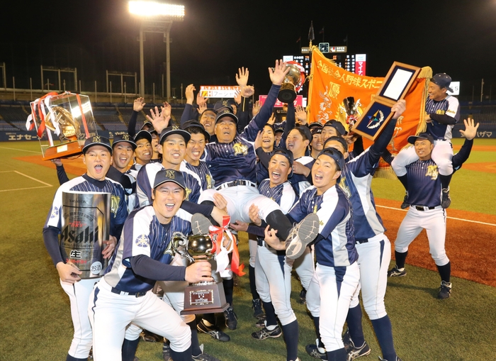 2019年(第74回)大会で優勝した日本新薬ナイン