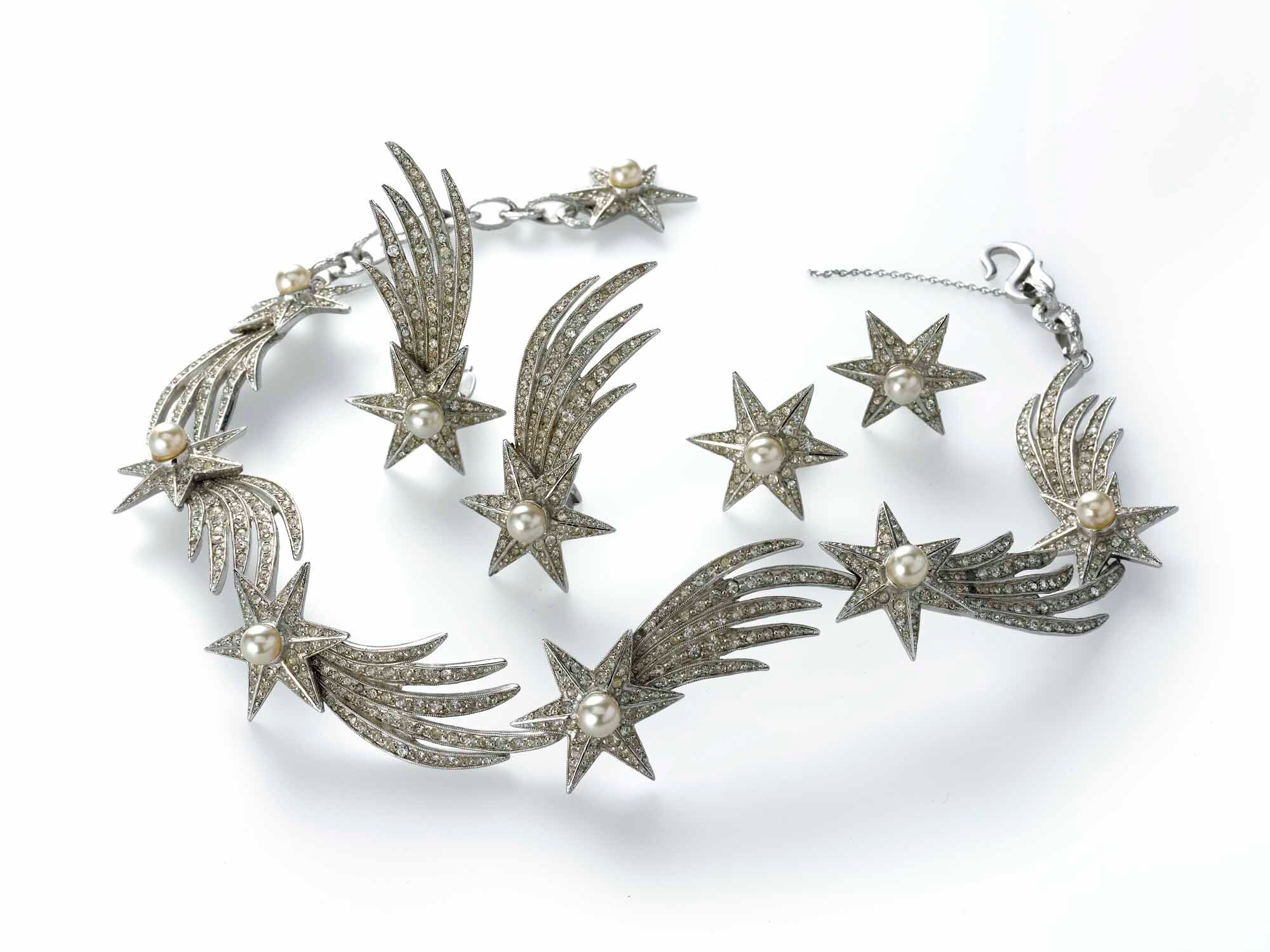 クリスチャン・ディオール《ネックレス、イヤリング》 デザイン:ロジェ・ジャン=ピエール 制作:ミッチェル・メイヤー 制作年:1954年頃 制作国:イギリス 素材:ラインストーン、模造パール、メタル