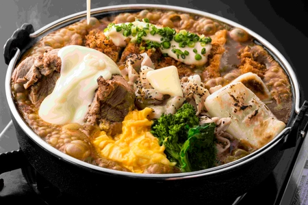 一食18000kcal！？成人男性の必要カロリー10日分 『ハイパーカロリーうどん飯カレー味』とは？